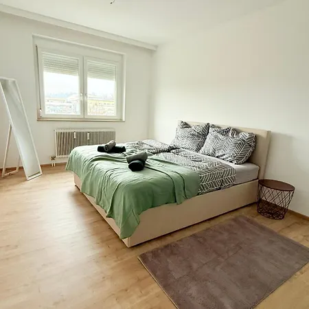 3-zimmerwohnung & 3 Min Zur Strassenbahn Apartamento